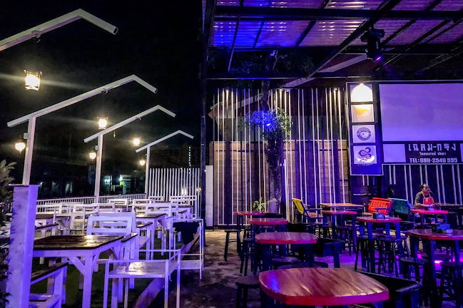 เฉลิมกรุง วินเทจ พัทยากลาง - การบริการอาหารและที่พัก