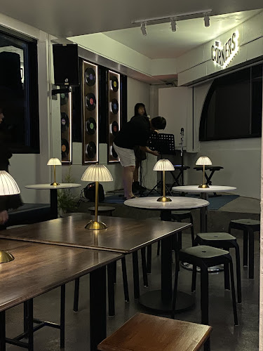 The Corners - การบริการอาหารและที่พัก