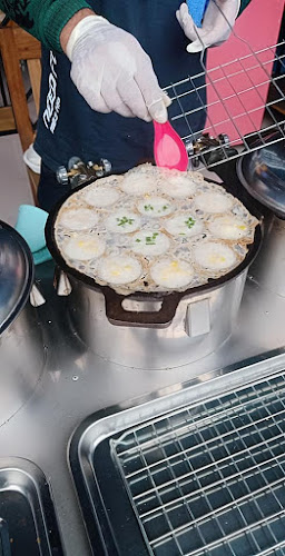 ต้องกิน - ขนมครกกรอบ - การบริการอาหารและที่พัก