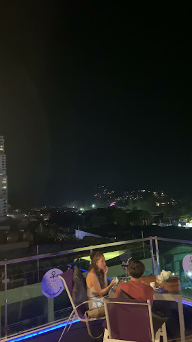 คี สกายเล้าท์ ลูฟท๊อป - การบริการอาหารและที่พัก