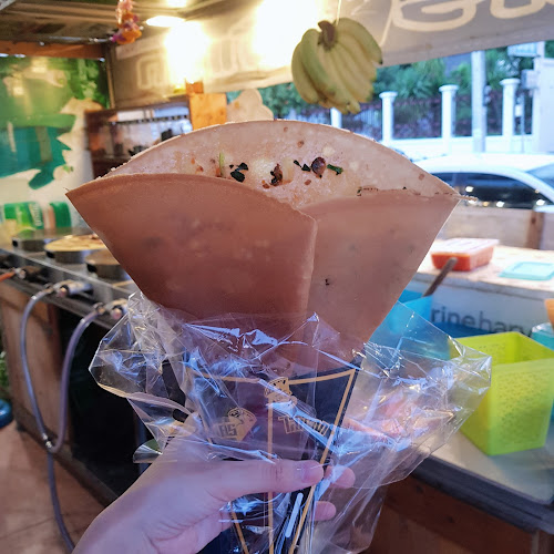 เครปไส้แตก ถนนต้นสน & Baan Cha Café - การบริการอาหารและที่พัก