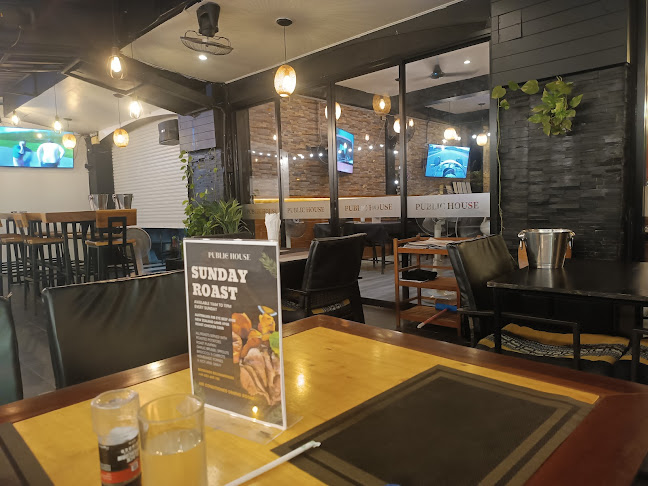 Public House Phuket - การบริการอาหารและที่พัก