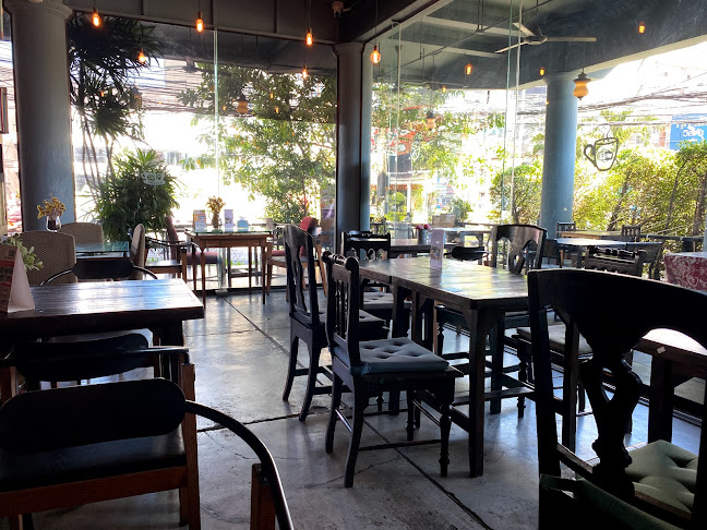Roengjit Cafe Phuket - การบริการอาหารและที่พัก
