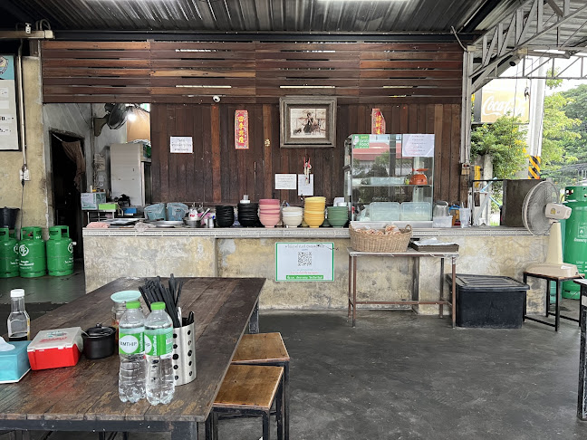 ร้านก๋วยเตี๋ยวหมูแม่นิ่ม - การบริการอาหารและที่พัก
