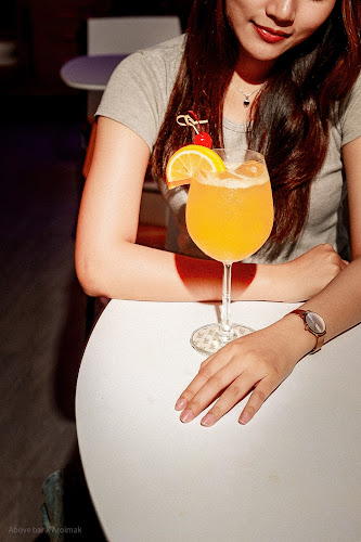 Above bar - การบริการอาหารและที่พัก