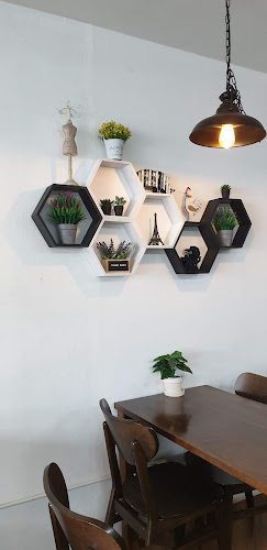 Desktop co-working space - การบริการอาหารและที่พัก