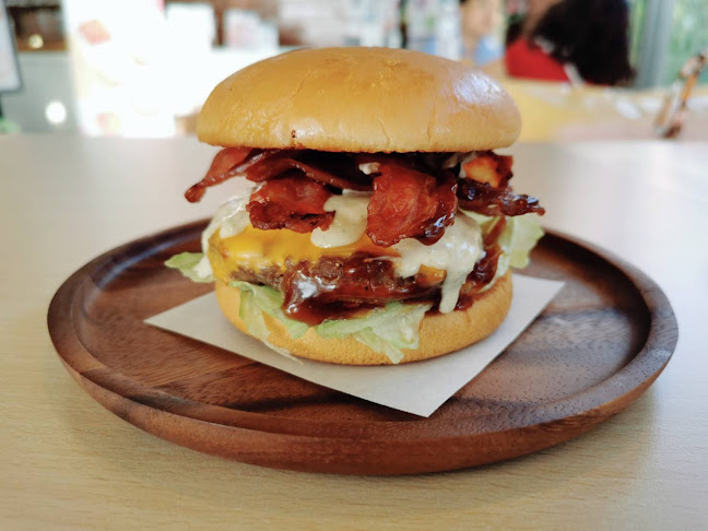 OopS burger สาขาปทุมทอง พิษณุโลก - การบริการอาหารและที่พัก