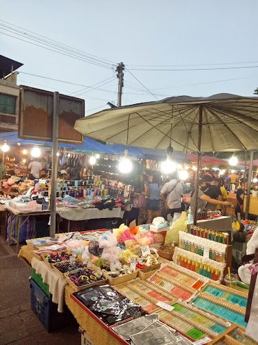 ตลาดกลางคืนสถานีรถไฟพิษณุโลก - การบริการอาหารและที่พัก