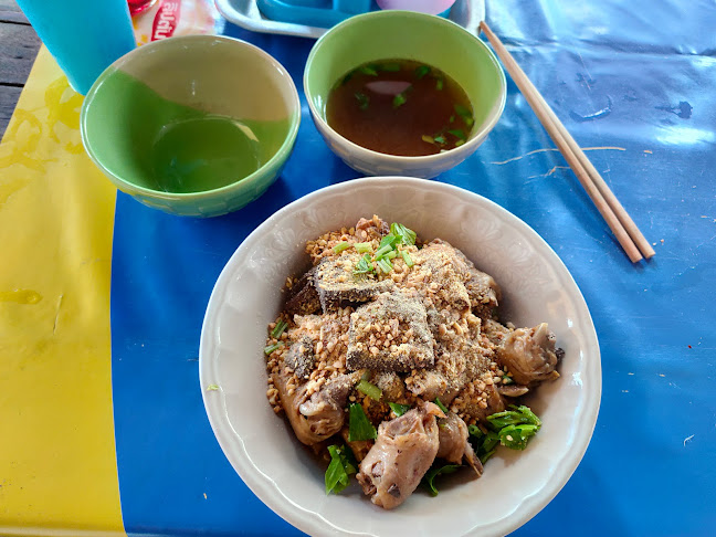 ก๋วยเตี๋ยวป้าหมู ร้านขายก๋วยเตี๋ยว ใต้สะพานท่าจีน