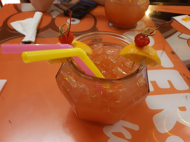 Hooters Phuket | American Restaurant & Sports Bar - การบริการอาหารและที่พัก