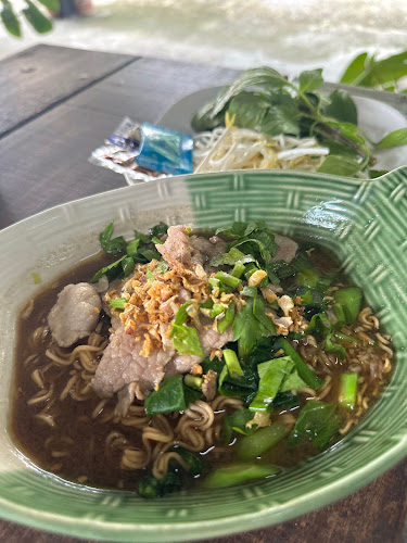 โกติ๋วก๋วยเตี๋ยวเรือรังสิต (เจ้าเก่าป่าตอง) สาขา ห้าแยกฉลอง - การบริการอาหารและที่พัก