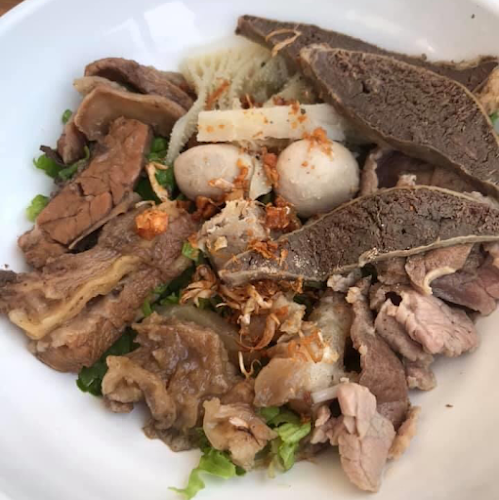ราชาก๋วยเตี๋ยวหมูตุ๋น-เนื้อตุ๋น(หัวมุมตลาดพระรูปคลองสอง) - การบริการอาหารและที่พัก