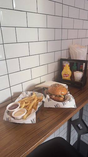 Millionaire Burgers (Laguna) - การบริการอาหารและที่พัก