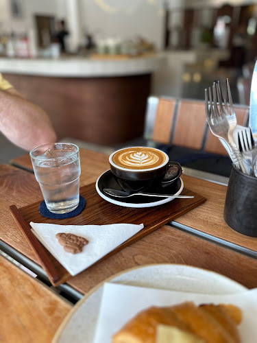 Aram Coffee&Crepes - การบริการอาหารและที่พัก