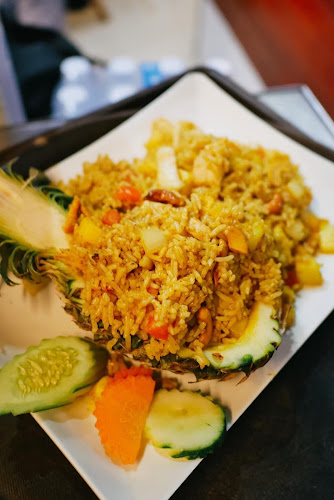 No.6 Restaurant Up The Hill - การบริการอาหารและที่พัก