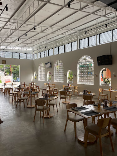 Comentarii opinii despre De Earn Cafe and Bar Phuket