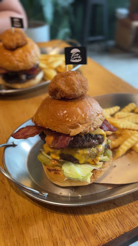 Opinii despre FIVE Loaves Burgers & Cafe’ în เมือง - การบริการอาหารและที่พัก