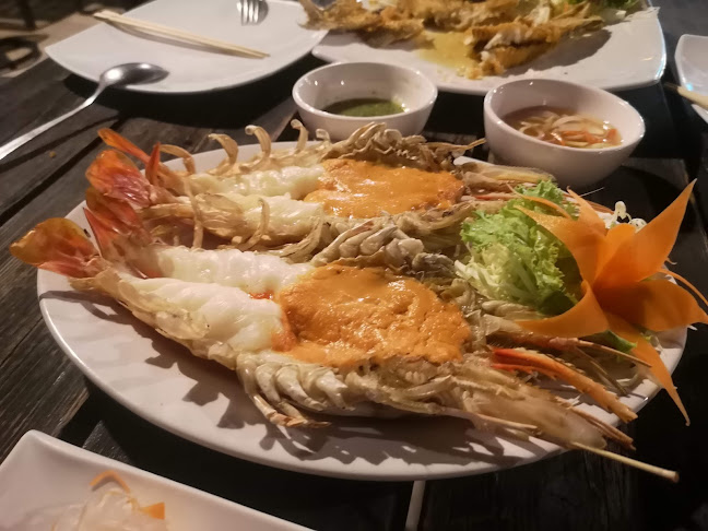 River Wine Restaurant&Karaoke - การบริการอาหารและที่พัก