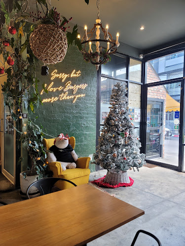 FIVE Loaves Burgers & Cafe’ - เมือง