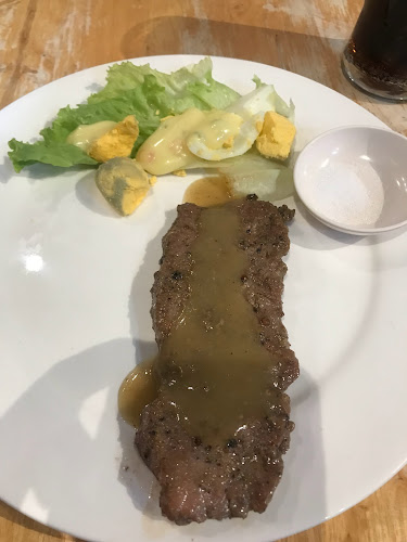 ทีโบนสเต็กเฮ้าส์ - การบริการอาหารและที่พัก