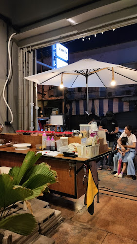 บัวตอง ขนมหวาน และ ริษา วาฟเฟิล - การบริการอาหารและที่พัก