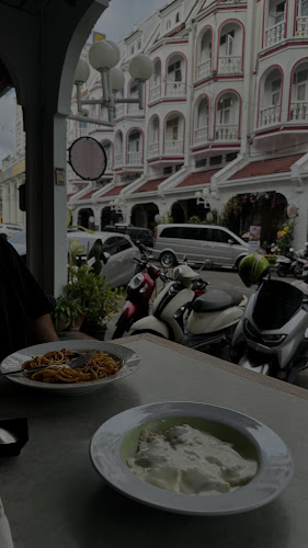 62 8 ถนน รัษฎา ตำบลตลาดใหญ่ อำเภอเมืองภูเก็ต ภูเก็ต 83000