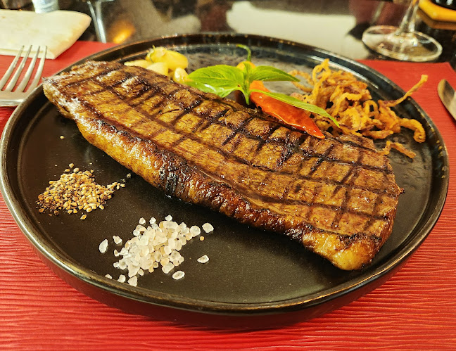 Churrasco Phuket Steakhouse - การบริการอาหารและที่พัก