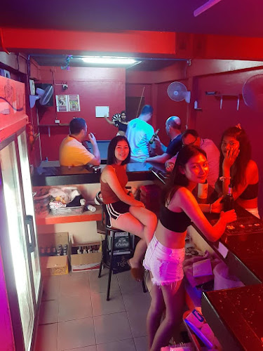 Red hot bar - การบริการอาหารและที่พัก
