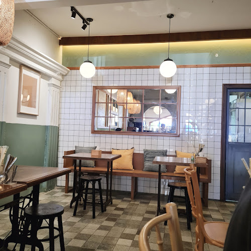 โอชารส ลูกชิ้นเนื้อ - การบริการอาหารและที่พัก