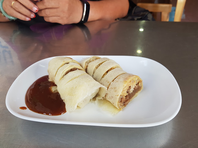 ปอเปี๊ยะสด เจ้าเก่าถนนแสงจันทร์ หน้าโรงแรมวังน้อย - การบริการอาหารและที่พัก