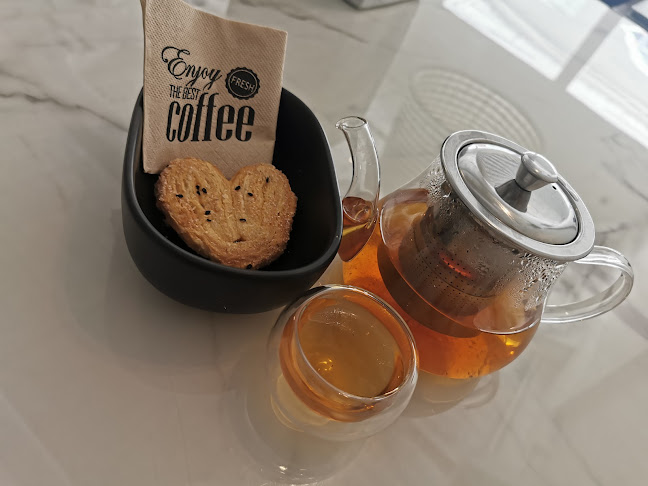 Café Delishh | Surin Beach - การบริการอาหารและที่พัก