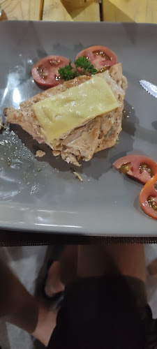 Jum Bar & Restaurant - การบริการอาหารและที่พัก