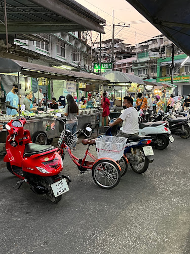 ตลาดซุ้ย - การบริการอาหารและที่พัก