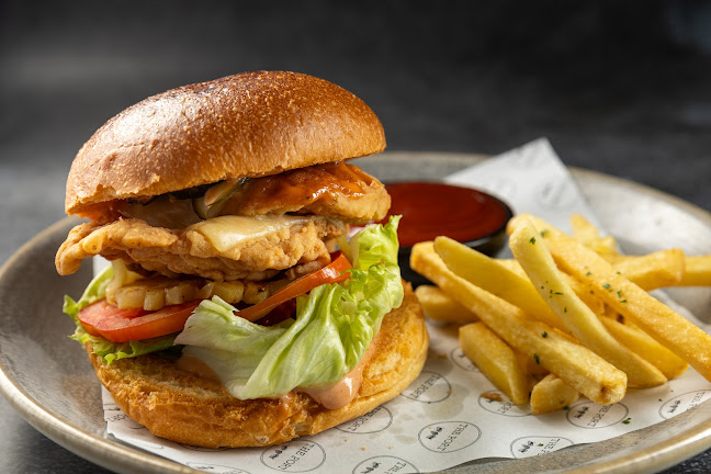 94 ถ. ทวีวงศ์ ตำบลป่าตอง อำเภอกะทู้ ภูเก็ต 83150