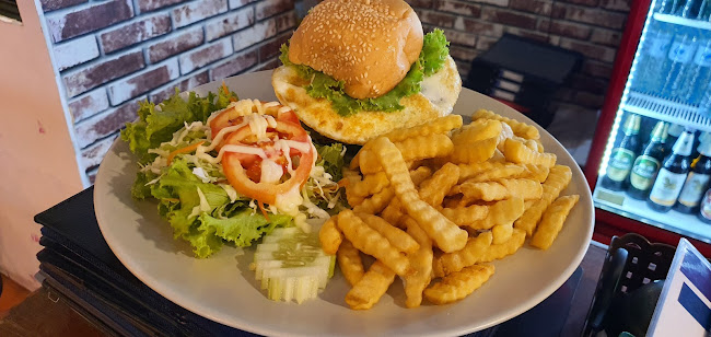 Jolly`s Hotel & Restaurant - การบริการอาหารและที่พัก