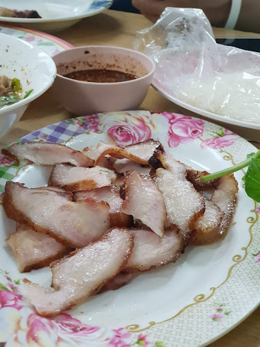 ร้านส้มตำ 3 น. - การบริการอาหารและที่พัก