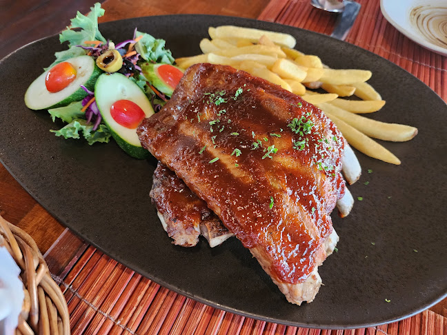 ออน เดอะ ร๊อค - การบริการอาหารและที่พัก