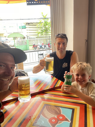 Hooters Phuket | American Restaurant & Sports Bar - การบริการอาหารและที่พัก