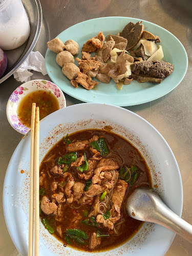 ก๋วยเตี๋ยวเรือ ป้าแจ๋ว - การบริการอาหารและที่พัก