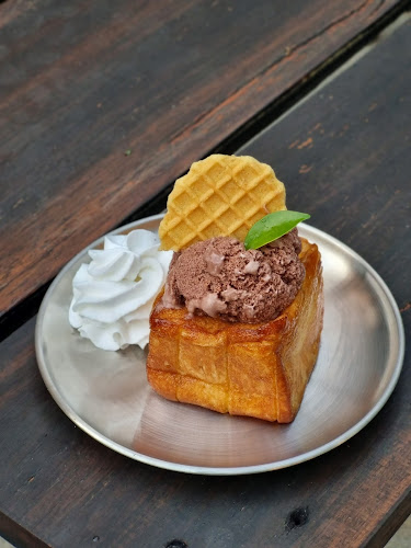 ชาลี นมสด ปังปิ้ง - การบริการอาหารและที่พัก