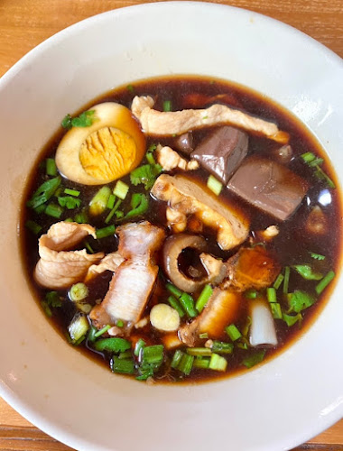 เลือดหมูบ้านแม่ศรี - การบริการอาหารและที่พัก