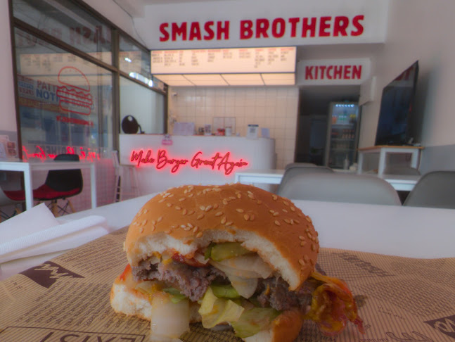 Smash Brothers - การบริการอาหารและที่พัก