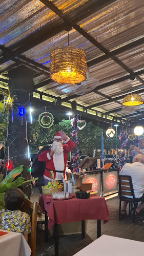 Karlsson Restaurant and Steakhouse - Karon, Phuket - การบริการอาหารและที่พัก