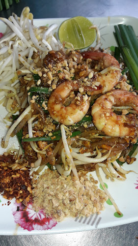 ราไวย์ ผัดไทยกุ้งสด - การบริการอาหารและที่พัก