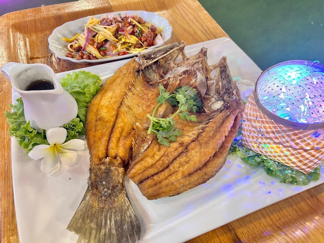 ครัวสวนสน โคราช​ &​ คาราโอเกะ​ ใหม่ - การบริการอาหารและที่พัก