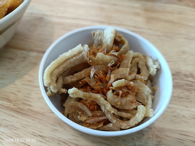 โกบอยก๋วยเตี๋ยว​เรือคลองสอง - การบริการอาหารและที่พัก