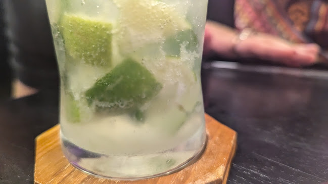 Thunder Bar Phuket - การบริการอาหารและที่พัก