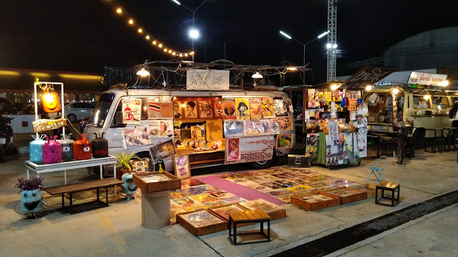 ตลาดต้นตาล - การบริการอาหารและที่พัก