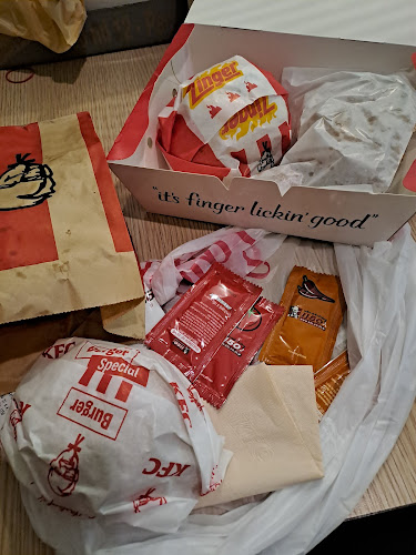 Comentarii opinii despre เคเอฟซี ศิลปากร ไดรฟ์ทรู