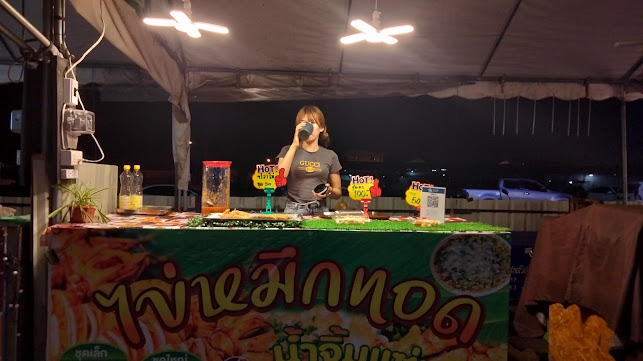 ตลาด ที่เดิม แหลมฉบัง - การบริการอาหารและที่พัก